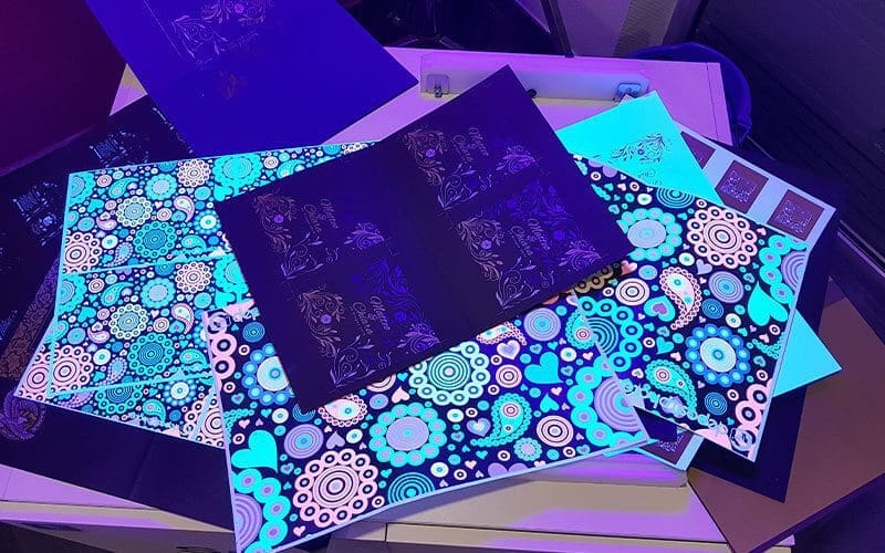 Tous les regards étaient posés sur la multitude d’expériences chromatique de cette presse : Impression Fluorescente, Impression en Or, Argent, Blanche et transparente, effets 3D sur un document imprimé en 2D, Impression sur papier noir et sombre.