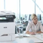 Xerox® VersaLink® C625 Multifunction Printer en situation au travail Deux femmes travaillant dans un bureau à côté d'une imprimante couleur multifonctions Xerox® VersaLink® C625